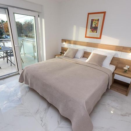 Apartmani Villa Paulo Starigrad Paklenica Eksteriør bilde